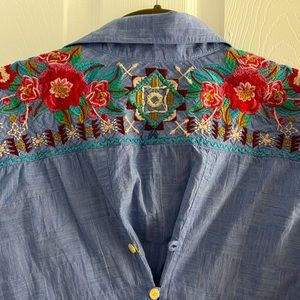 Johnny Was 3J workshop light blue texture shirt with embroidery size M
